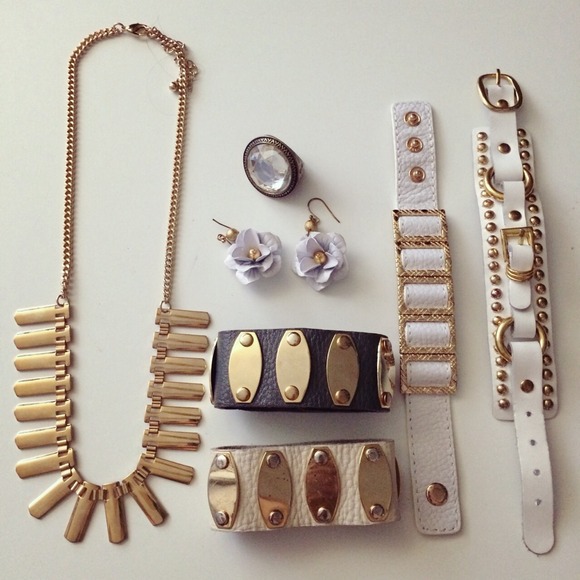 SOLD Accessory set (7 pieces)