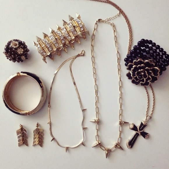 [SOLD] Accessory set (8 pieces)
