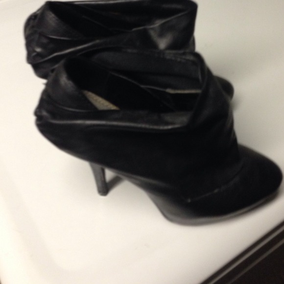 Ankle boots 61/2 but fits like a 71/2