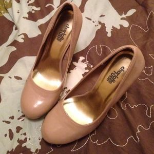 Nude Pumps