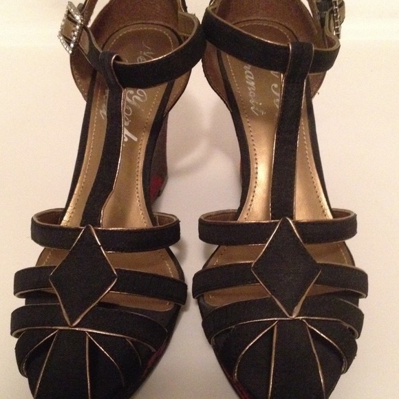 New York Transit Wedges bundled with born sandals