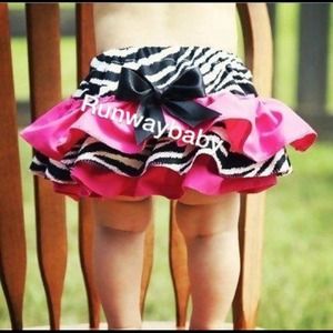 🎀Zebra and pink sassy ruffle bottom L🎀