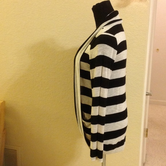 SOLDSuper cute soft and stretchy high-low cardigan - Picture 2 of 2