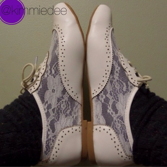 Shoes - New Ivory lace Oxford flats