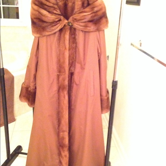 Full length Mink Coat. One Owner. Mint Condition. - Picture 4 of 4