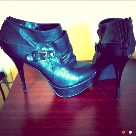 Black booties💟