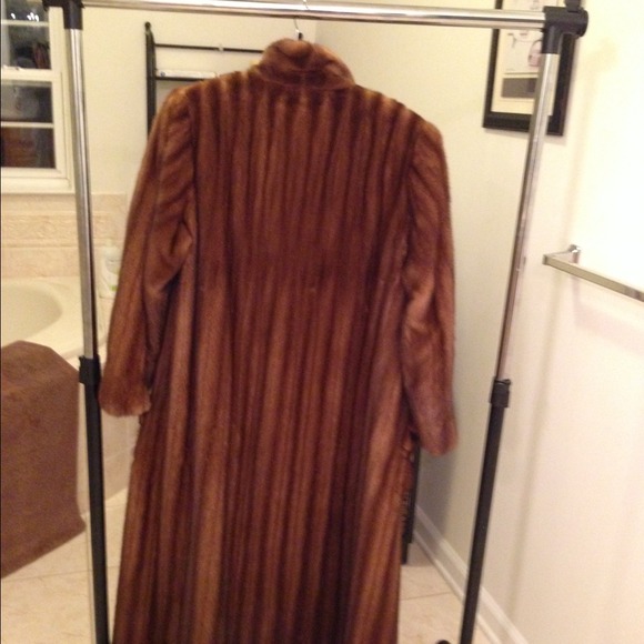 Full Length Mahogany Mink Coat.  50" from shoulder - Picture 4 of 4