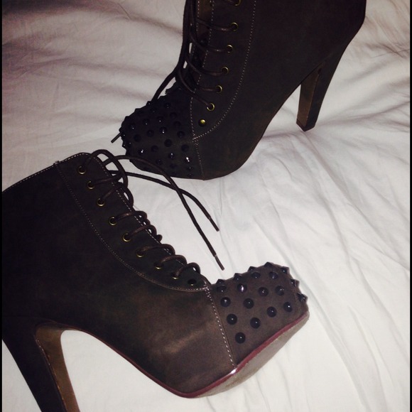 Boots - Picture 2 of 4