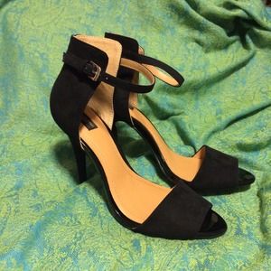 🚫HOLD @iamstar207🎀SALE Zara black heels