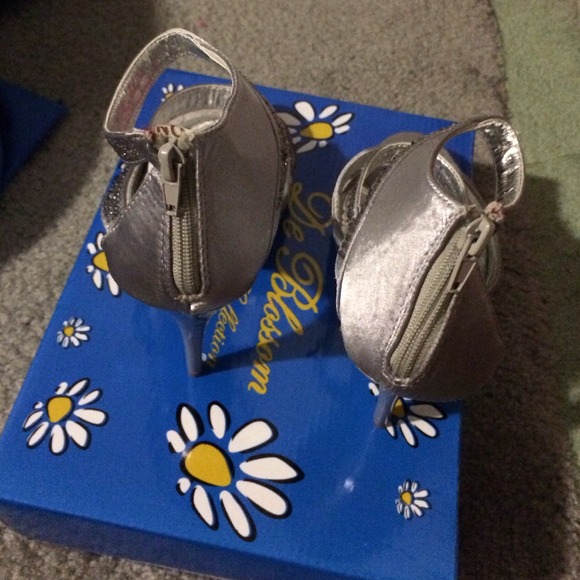 💎 Silver Sandals💎 - Picture 3 of 4