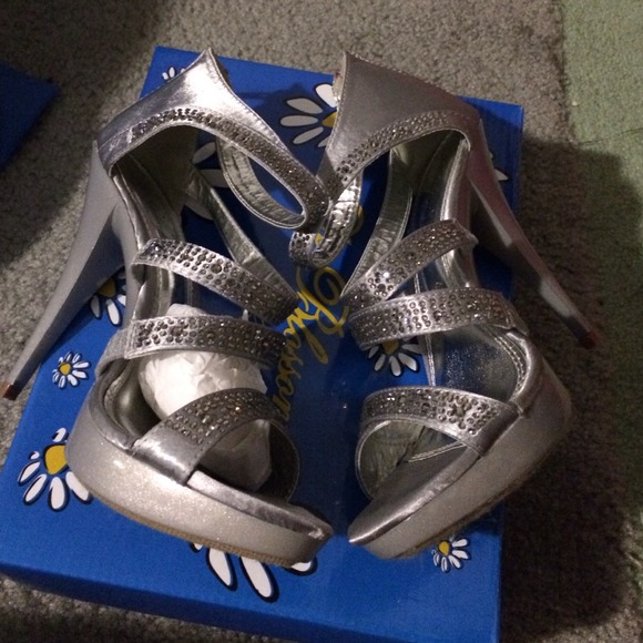 💎 Silver Sandals💎 - Picture 4 of 4