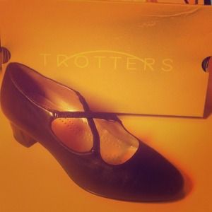 Trotters size 8 black heel