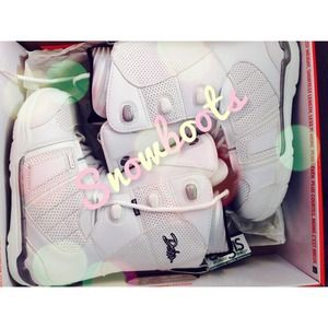 Woman's snowboarding boots
