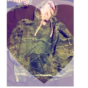 Every girl has to some sort of camo(: