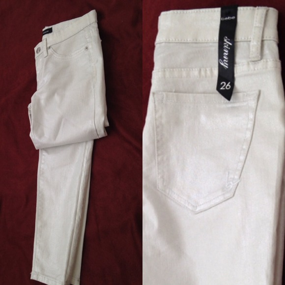 bebe Denim - ✨White Bebe lightly Shimmer Jeans✨