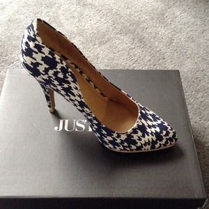 Navy Blue and White Printed Pump