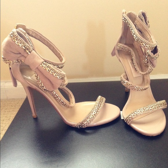 Valentino Garavani nude/blush heels w/gold chain - Picture 2 of 4