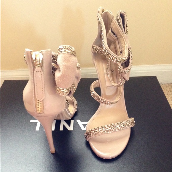 Valentino Garavani nude/blush heels w/gold chain - Picture 4 of 4