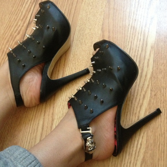 Blk spiked Abby dawn by Avril lavigne