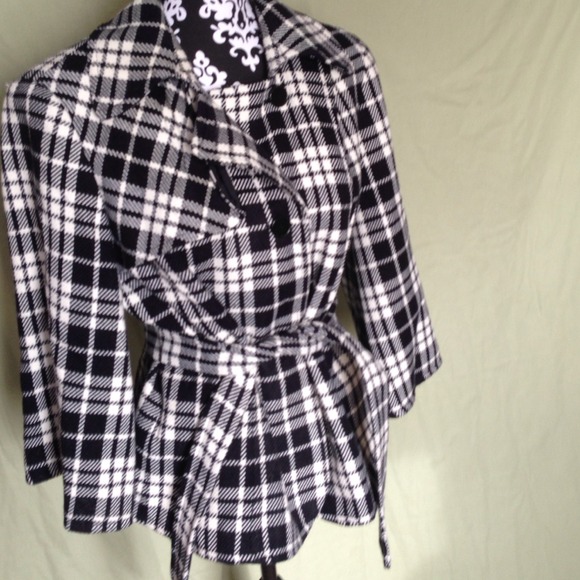 3/4 length sleeve plaid jacket with a tie belt
