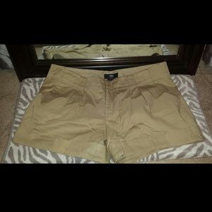 Short bundles....Khaki shorts, 2 linen.