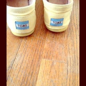 Like New Light Yellow TOMS