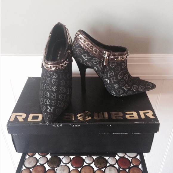 Elegant Black and Silver heels!! Like new!!