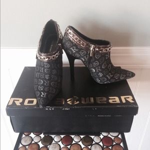 Elegant Black and Silver heels!! Like new!!