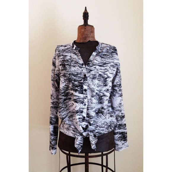 ♥️Bundled Tie-front "artist" blouse - Picture 3 of 3