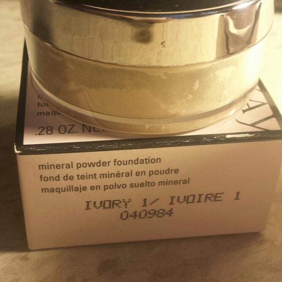 Powder foundation - Picture 2 of 3