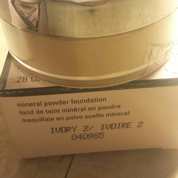 Powder foundation - Picture 3 of 3