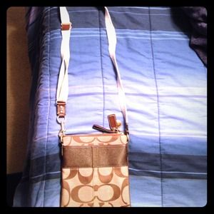 A coach throw over should purse