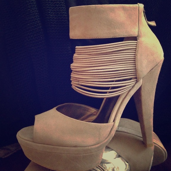 Heidi Klum Gillian Taupe Sz 10 (runs small)