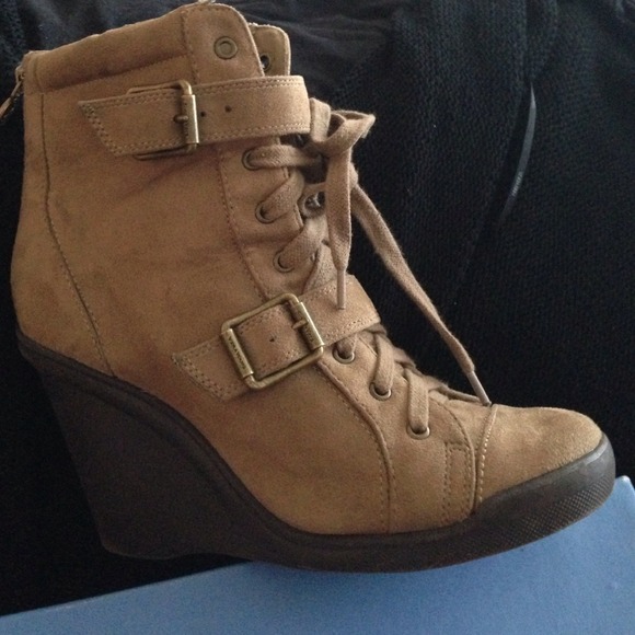 Simply Vera Taupe lace up wedge booties sz 8.5