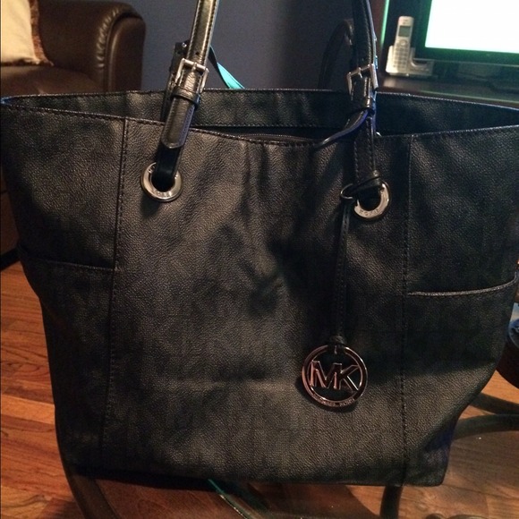 💯 Authentic  Michael Kors black handbag