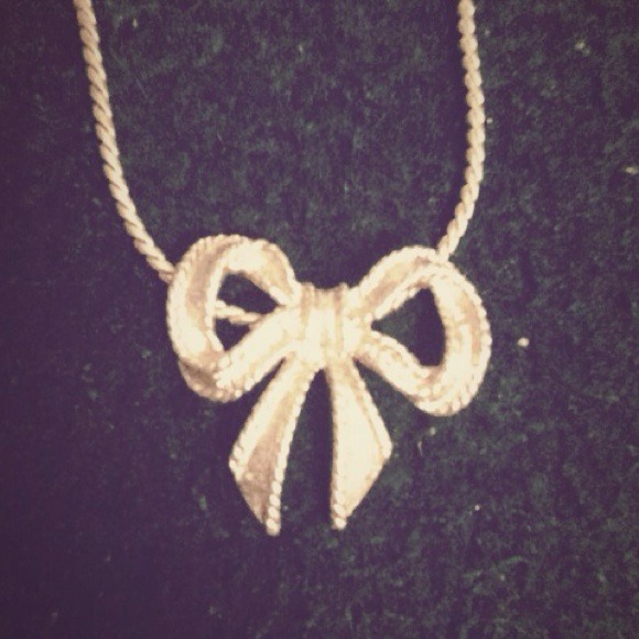 Vintage Bow Necklace - Picture 1 of 2