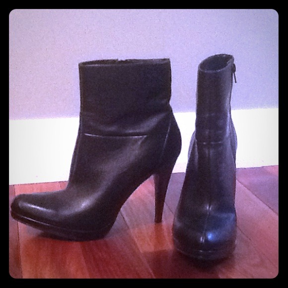 Nine West 10M black leather boots