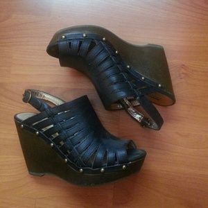 Strappy stud wooden wedges