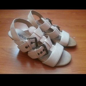 Buckle strap sandals