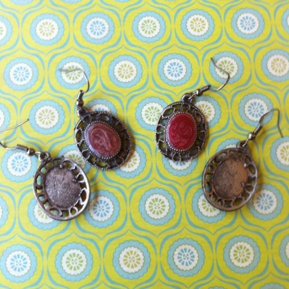 Set of two matching Earrings - Picture 4 of 4