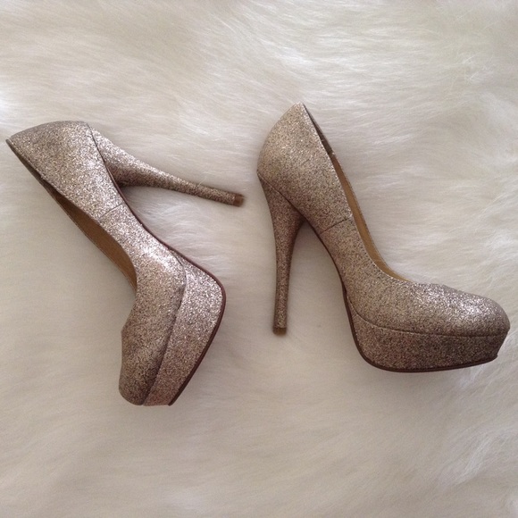 Delicious gold heels - Picture 2 of 4