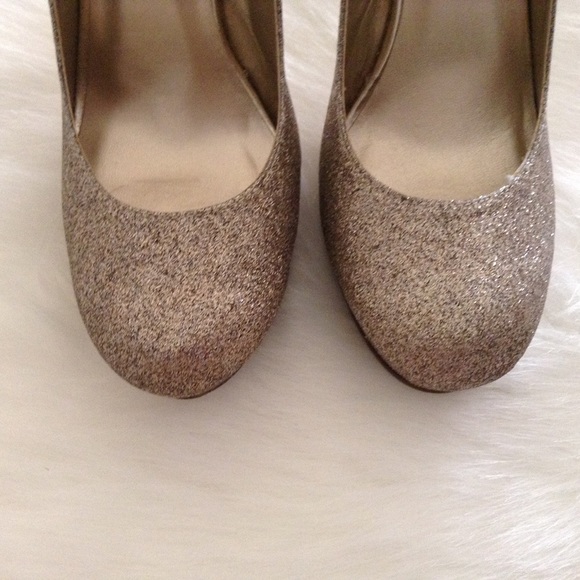 Delicious gold heels - Picture 3 of 4