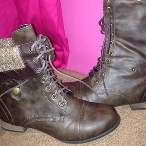 Brown leather combat boots 😍