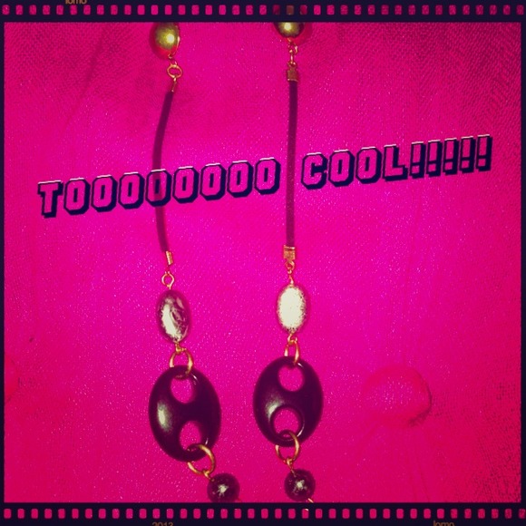Very cool long earrings, leather/beads