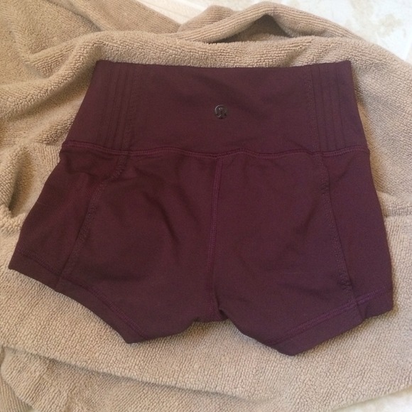 *********SOLD!!!!******LULULEMON HOT SHORTS size 2 - Picture 1 of 2