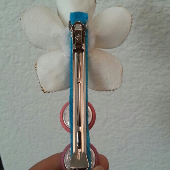 Flower & Button Barrett - Picture 2 of 2