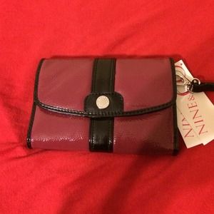 Clutch wallet with removable straps