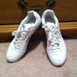 Tennis shoes