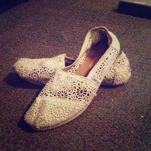 Lace patterned crocheted Toms