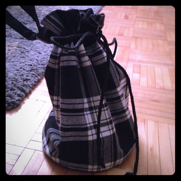 Black & white plaid drawstring satchel